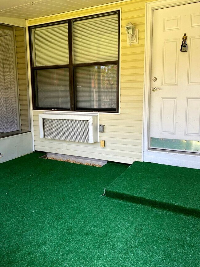 Building Photo - Cozy Studio with Screened Porch
