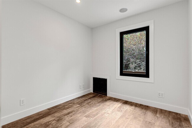 Building Photo - 71-31 Loubet St