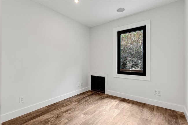 Building Photo - 71-31 Loubet St