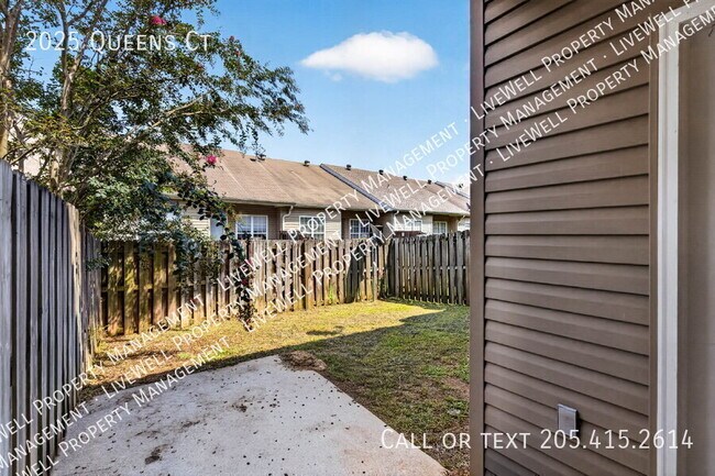Building Photo - 2025 Queens Ct
