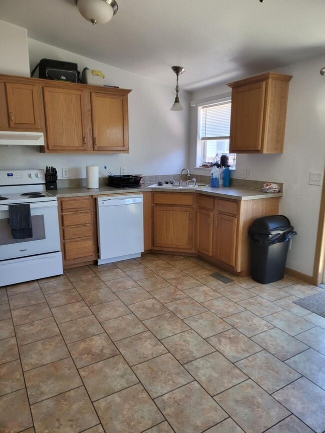 Building Photo - Look Here! Available 3bd 2ba Home!