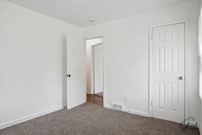 Building Photo - $1,200 - Charming 3 Bedroom Bungalow - Det...