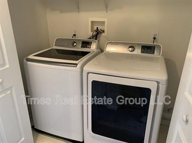 Building Photo - 436 W 5th Ave