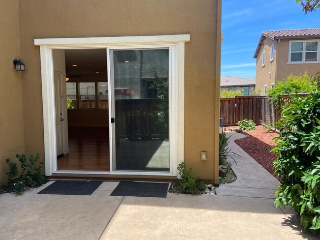 Building Photo - Folsom 4 bdrm, 3 bath near Folsom HS