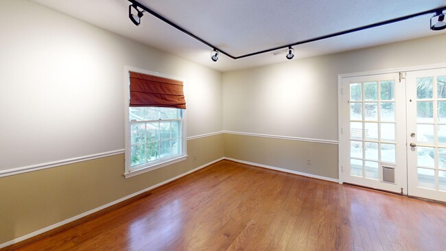 Building Photo - Bethesda/Friendship Heights Four Bedroom I...