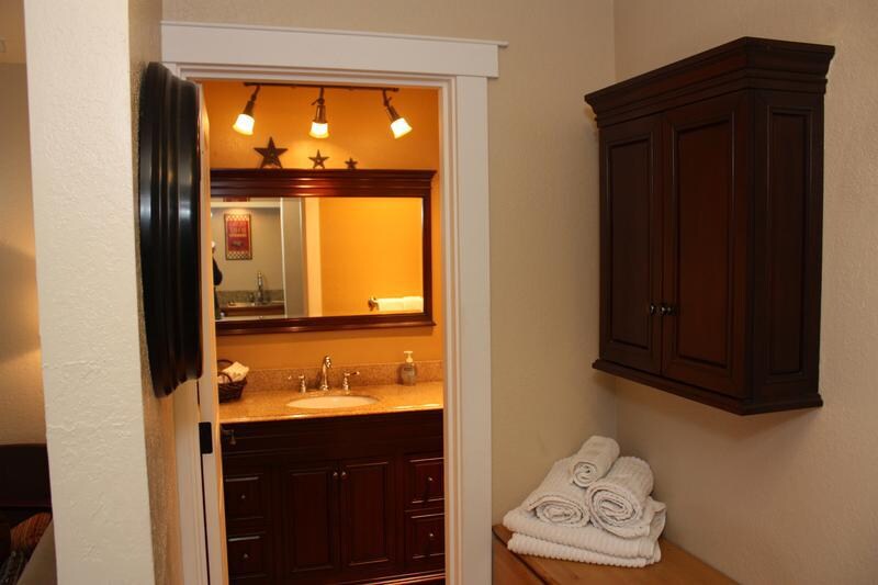 Building Photo - 113 N E Center St