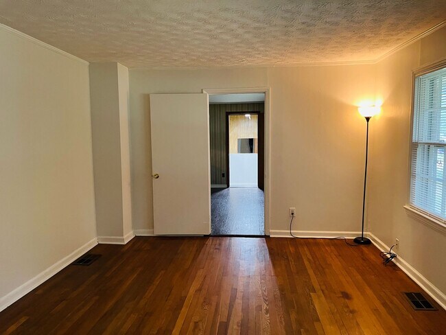 Building Photo - 3 bedroom, 1.5 all brick ranch with 2 car ...