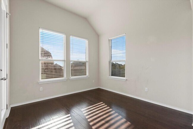 Building Photo - 532 Stone River Dr