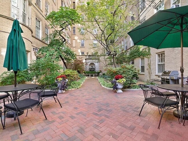 Building Photo - 70 E Scott St
