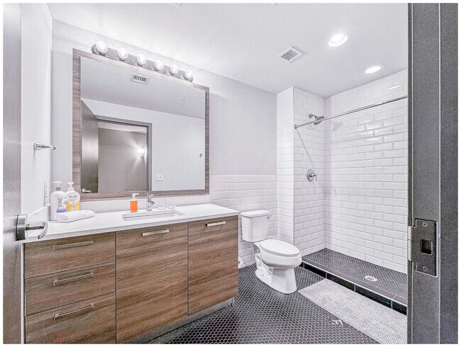 Building Photo - 555 Evergreen St