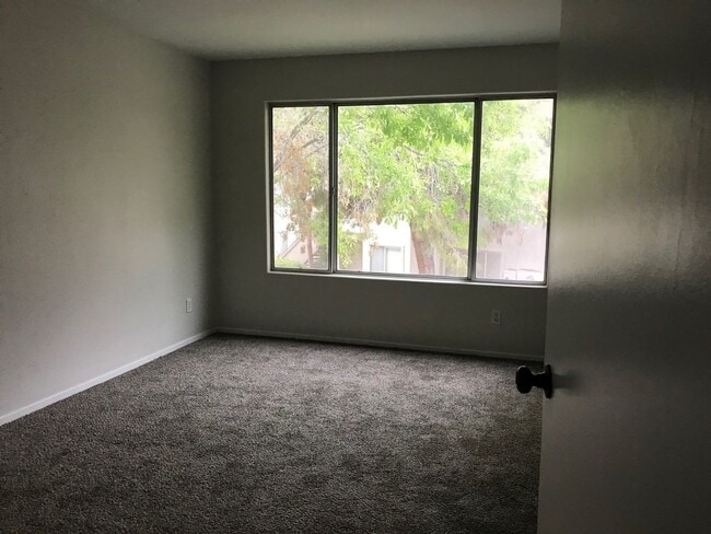 Building Photo - Beautiful 2 bedroom 2 bath upstairs condo