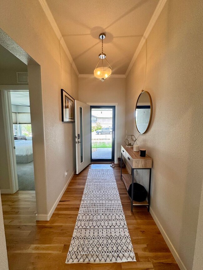 Building Photo - LUXURY 4 Bedroom home in NORTHGATE with Mountain Views