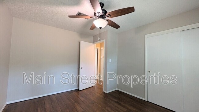 Building Photo - 9648 Hollowbrook Dr