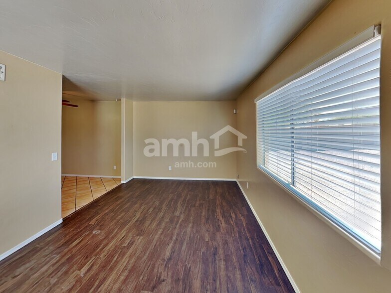 Building Photo - 501 W Placita Durango