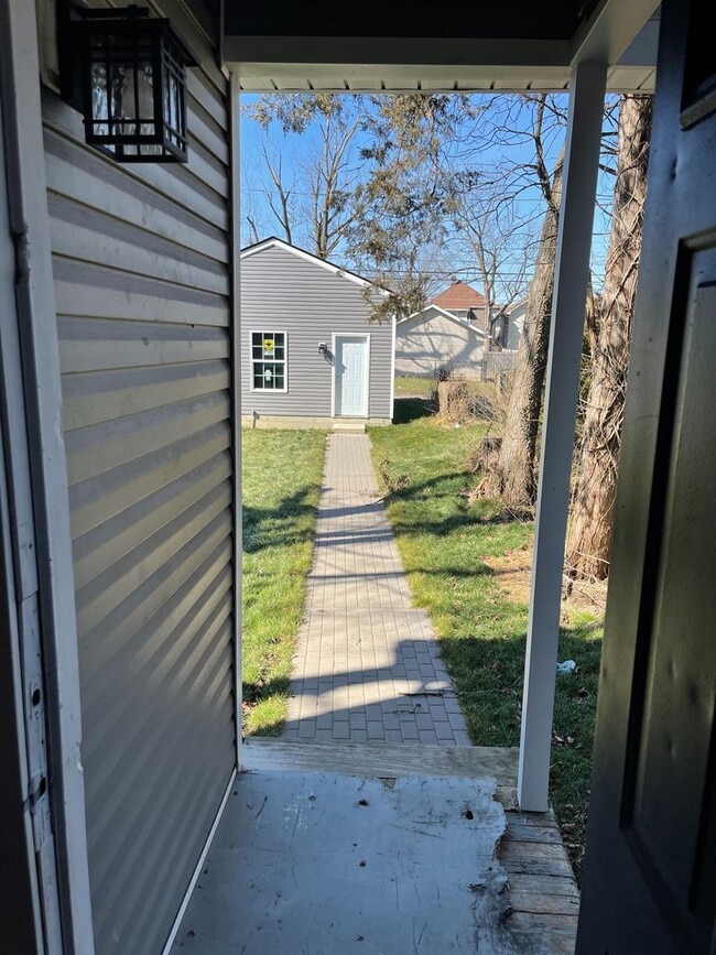 Building Photo - Great 2 BR with detached 2-car garage
