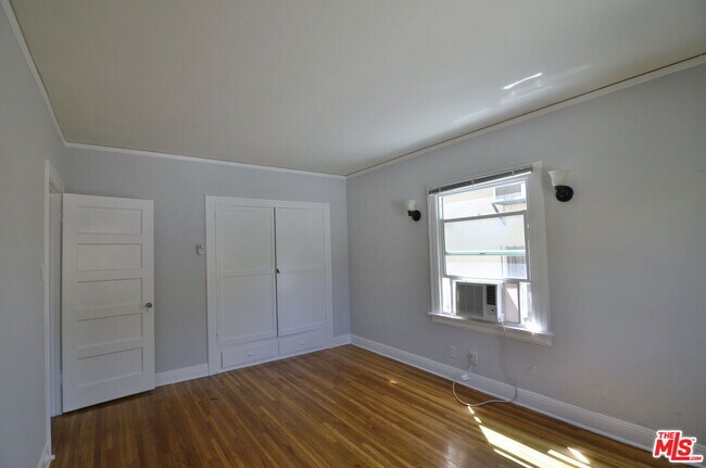 Building Photo - 2021 N Vermont Ave