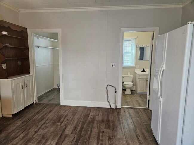 Building Photo - 110 W Main St