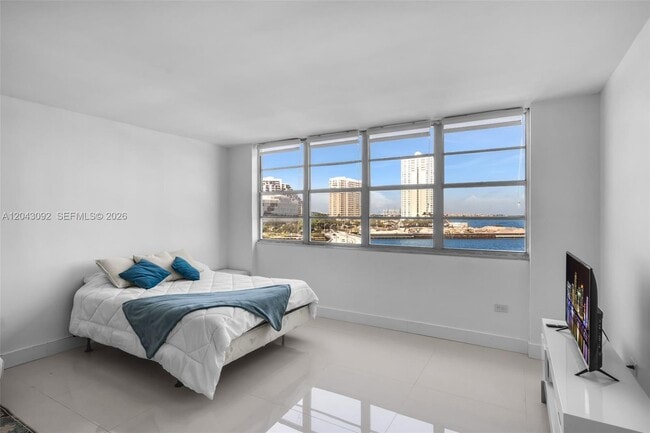 Building Photo - 801 Brickell Bay Dr