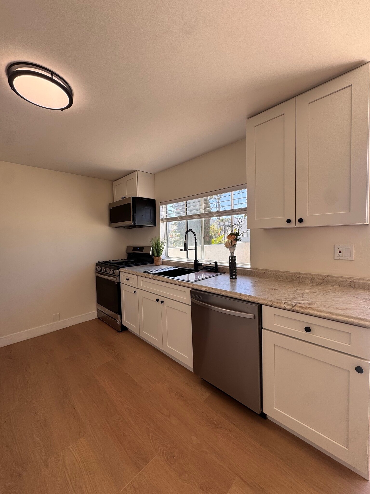 Spacious kitchen and new hardwood floors - 1734 Prospect Ave