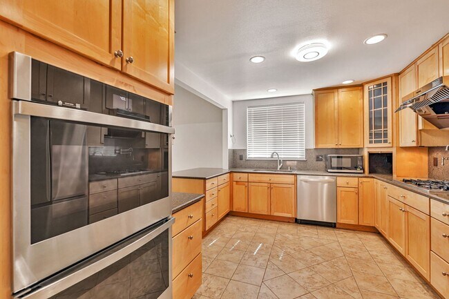 Building Photo - Beautifully Maintained 3-Bedroom Home l Hu...