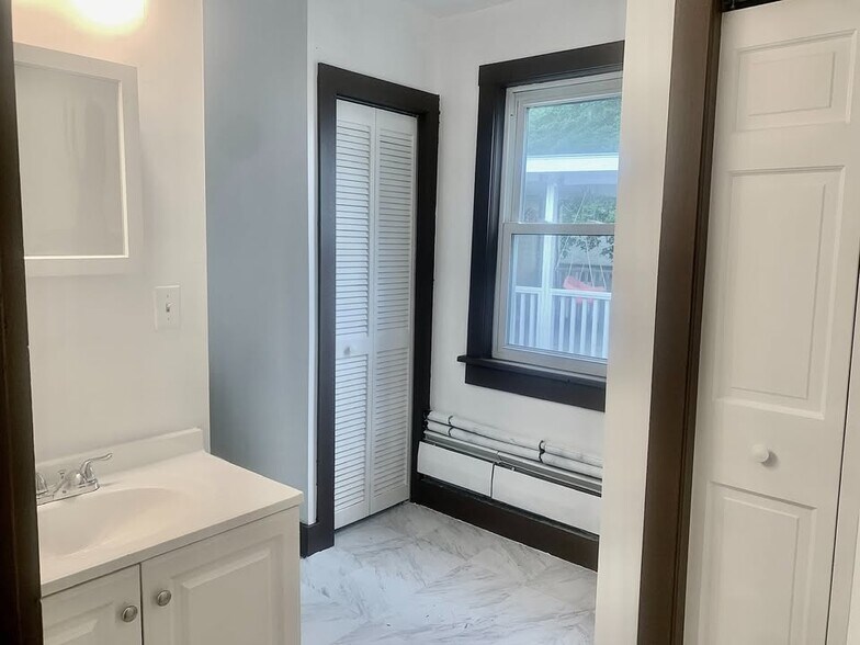 bathroom - 15 School St