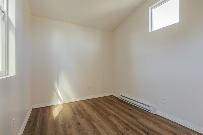 Building Photo - 303 Mountain View St