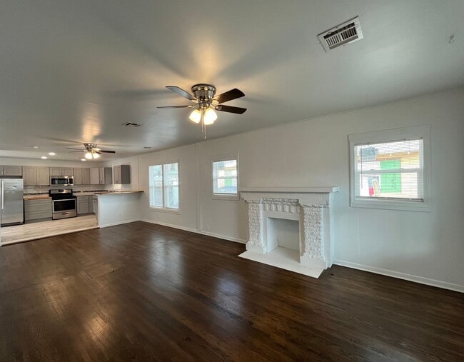 Building Photo - KW 3 bedroom 1 Full bath