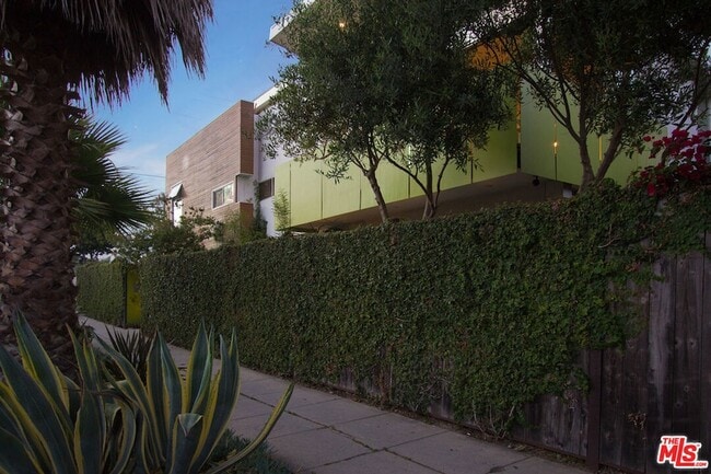 Building Photo - 1046 6th Ave