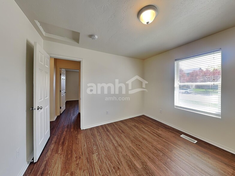 Building Photo - 4431 N Elsinore Ave