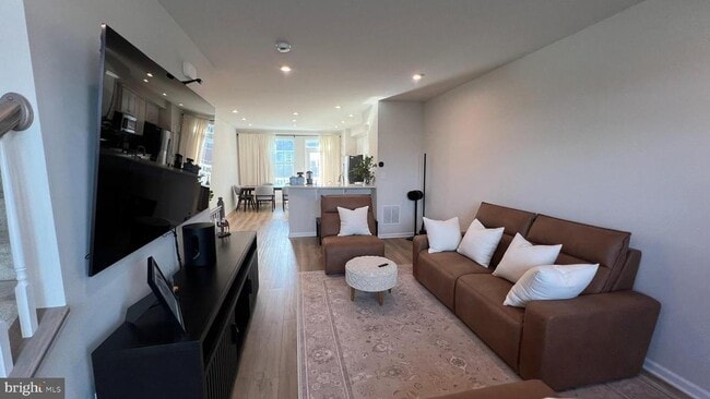 Building Photo - 11 Sidney Ln