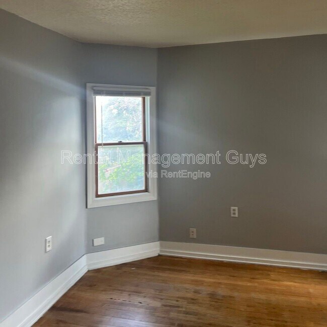 Building Photo - 2110 Fremont Ave N