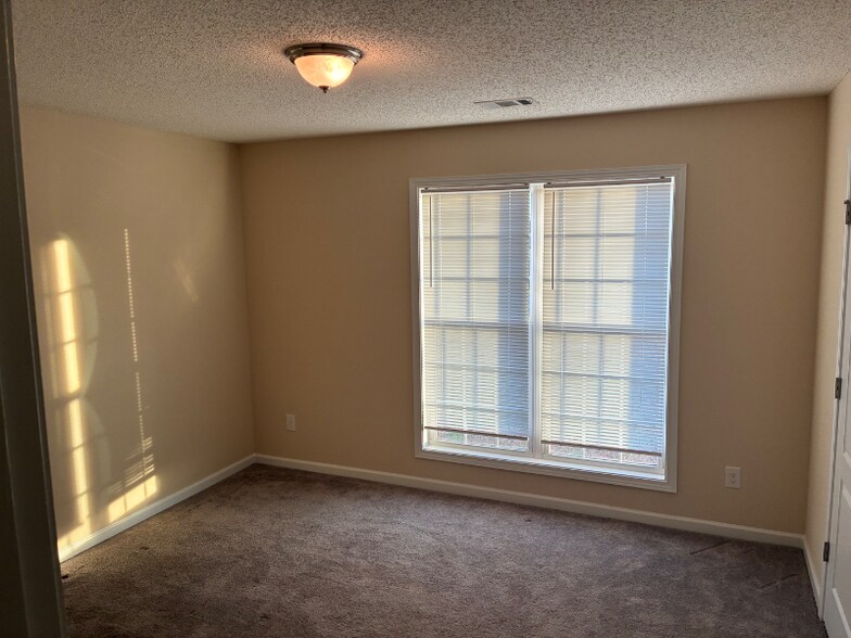 Building Photo - 135 Ansley Dr