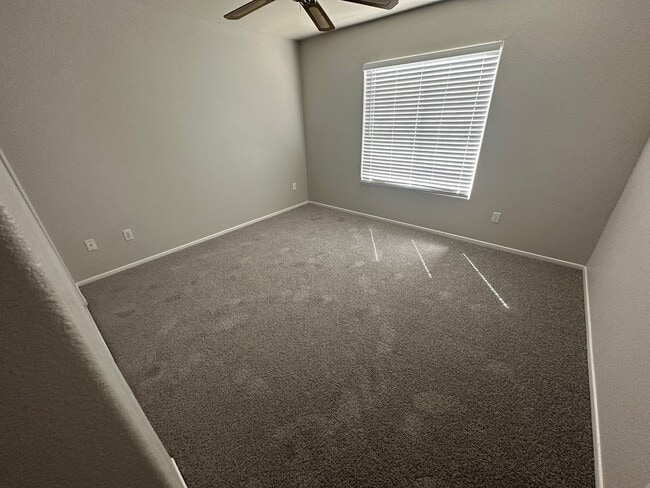 Building Photo - 2 Bedroom 2 bath condo with a den ready for move in!! Ask about our promotion!!