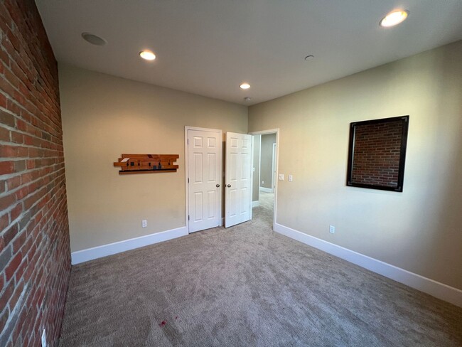 Building Photo - Former model home with tons of upgrades in...