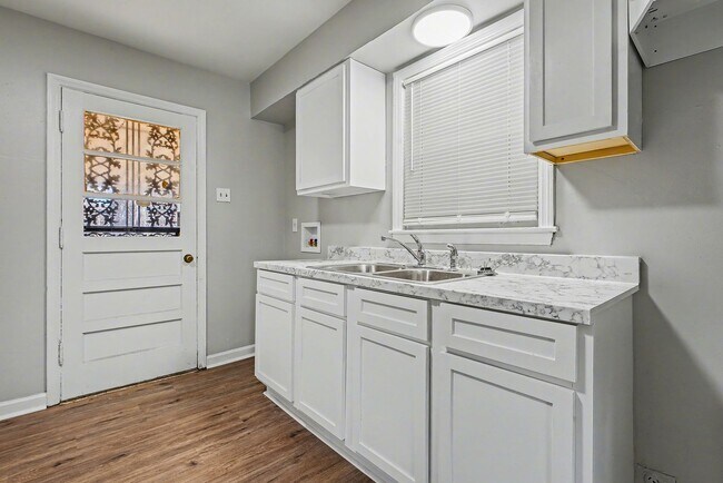 Building Photo - Stunning 3 bedroom 1 bath Home For Rent