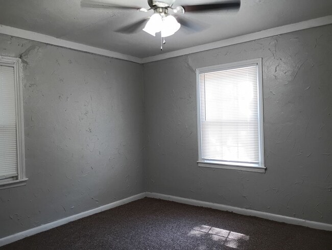 Building Photo - Close to shopping Centers!