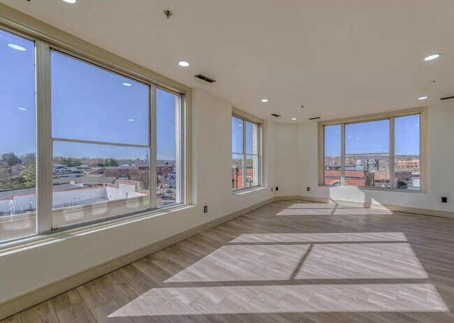 Building Photo - Fabulous ENTIRE 5th Floor DOWNTOWN 4/3.5 L...