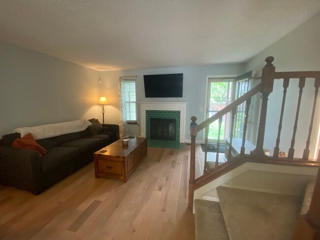 Building Photo - Cozy 2B/2B Remodeled Town Home Just Minute...