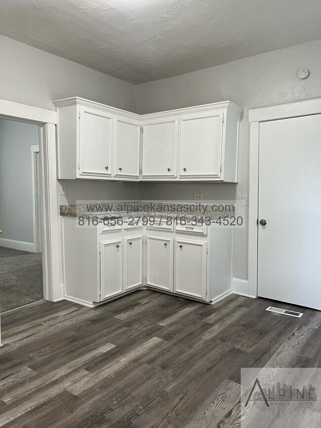 Building Photo - Independence Home Available