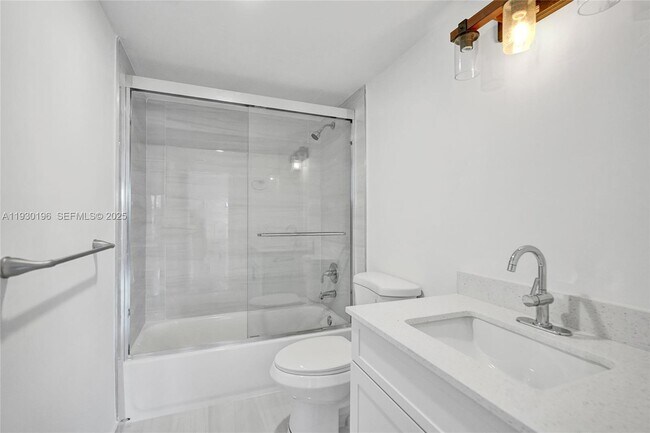 Building Photo - 4164 Inverrary Dr