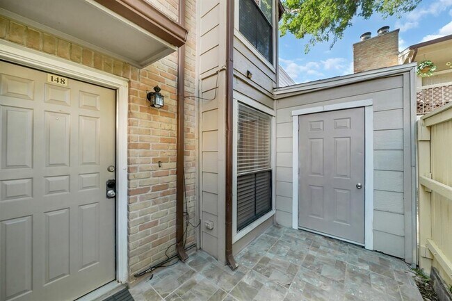 Building Photo - 2110 Wilcrest Dr