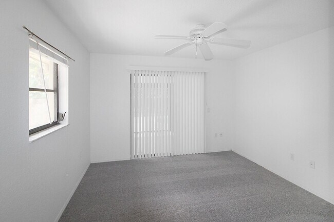 Building Photo - 832 Golf Dr