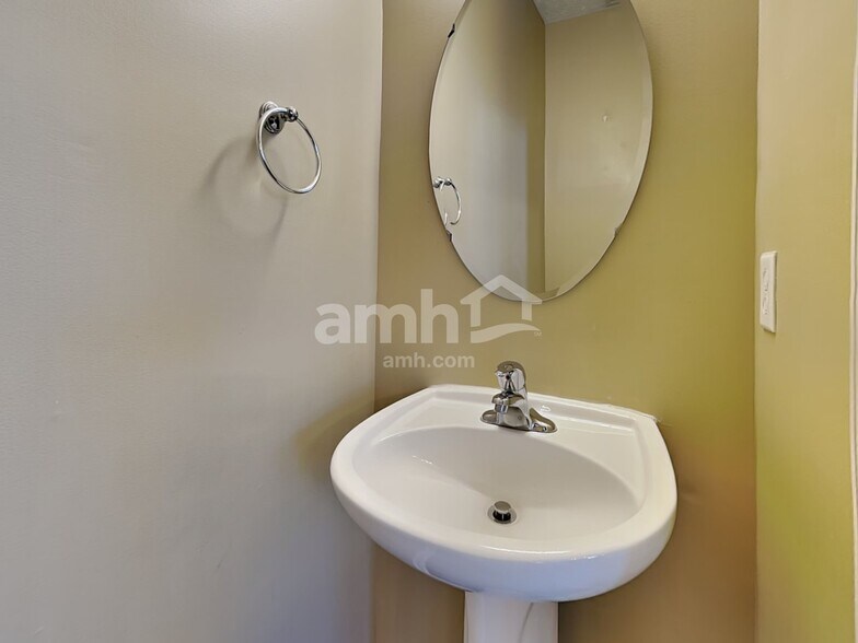 Building Photo - 285 Coyote Dr