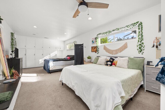 Building Photo - Semi furnished!