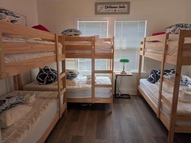 Building Photo - 1415 S Shore Dr