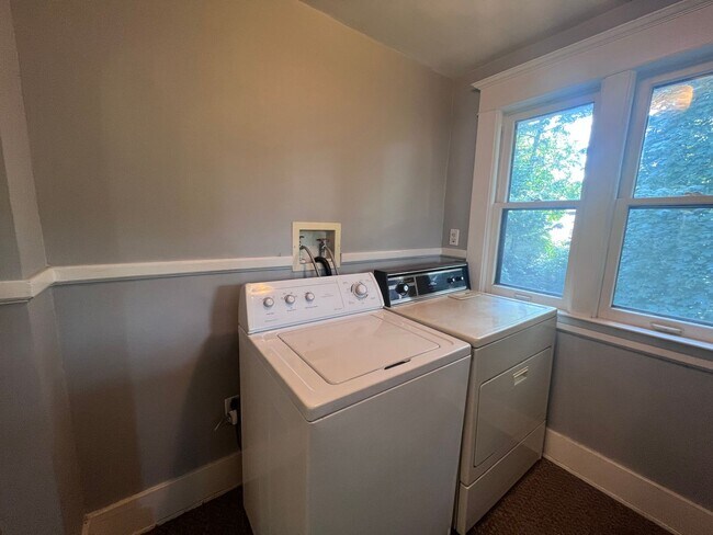 Building Photo - Large 3 Bedroom Duplex with Washer/Dryer - Water included!