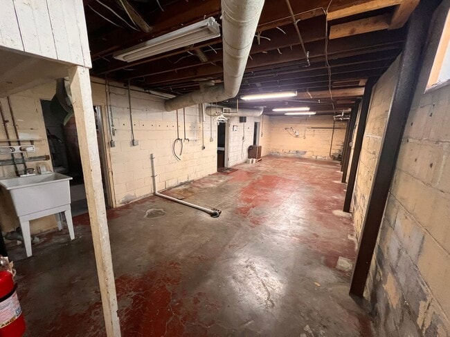 Building Photo - Spacious Home w/ Fenced Backyard