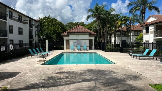 Building Photo - 560 S Park Rd