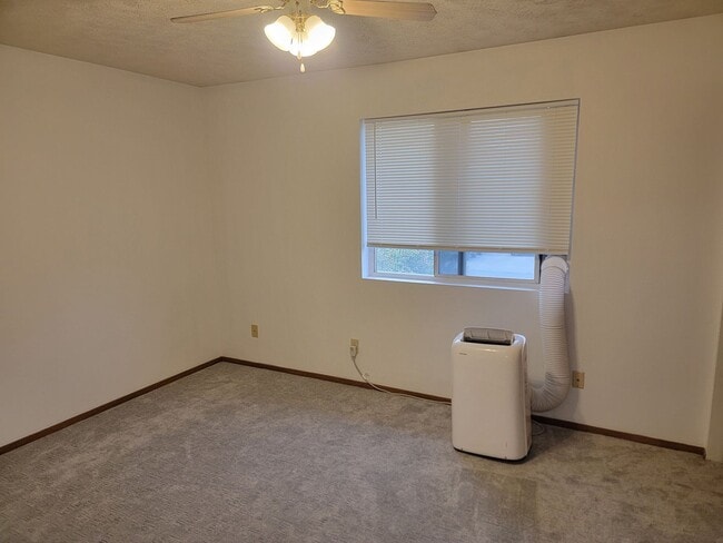 Building Photo - 4-Bedroom 2 Full Bath Home In The Valley -...