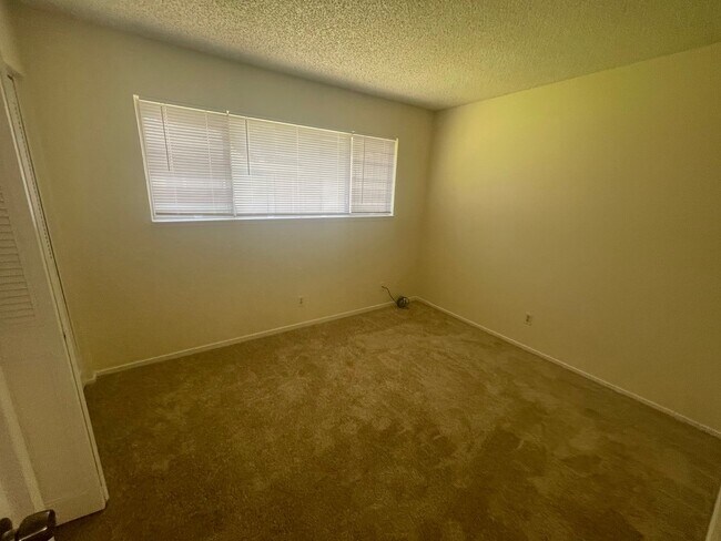 Building Photo - 2 Bedroom 1 Bath Single Story Unit with Co...